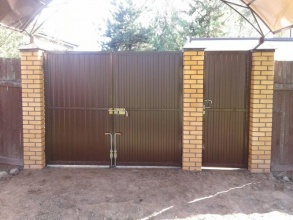 профнастил с распашными воротами - пример 11 фото в Дмитрове