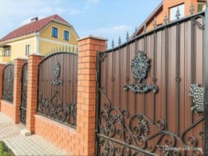 Кирпичный забор с ковкой  150 метров фото в Дмитрове