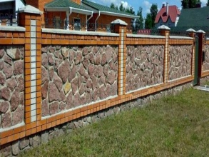 Кирпичный забор с камнем 12 метров фото в Дмитрове