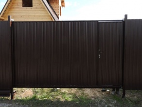 Ворота из профнастила откатные - пример 11 фото в Дмитрове