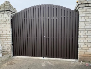 Ворота распашные из евроштакетника - пример 2 фото в Дмитрове