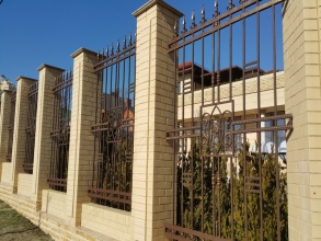 Кирпичный забор с ковкой  10 метров фото в Дмитрове